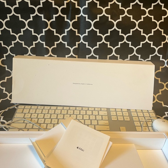 Apple Silver and White Keyboard with Mouse - Picture 4 of 4